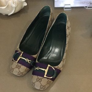 Gucci logo pumps